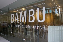 Fachada da exposição Bambu, histórias de um Japão, na Japan House, em São Paulo