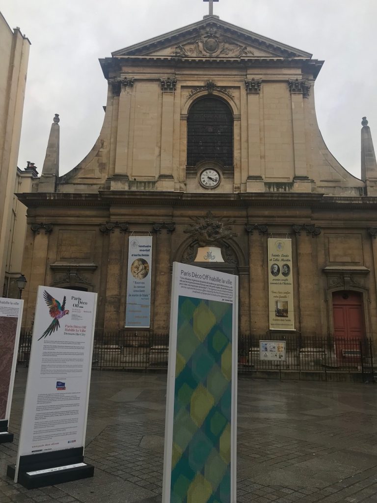 Paris Déco Off - Praça à fente da igreja de Nossa Senhora das Conquistas