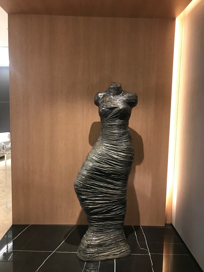 A escultura de Arminda Lopes representa a ideia da paciente da clínica de cirurgia plástica