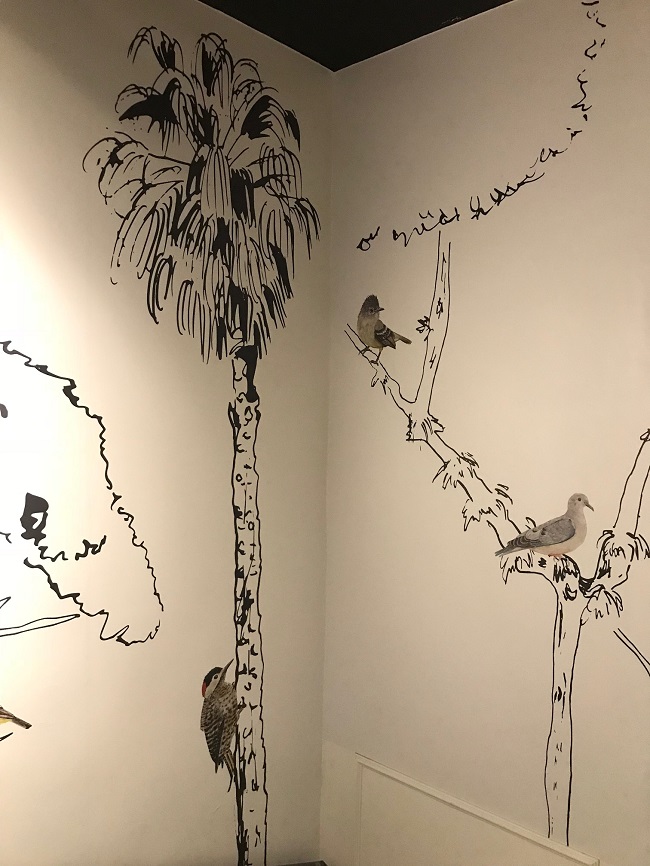 Detalhe do papel de parede criado por Mariana Prestes para a área da escada que recepciona o público na chegada à galeria