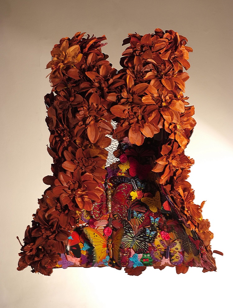 Vestidos e corselets inusitados compõem a mostra da obra de Cristina Rosa