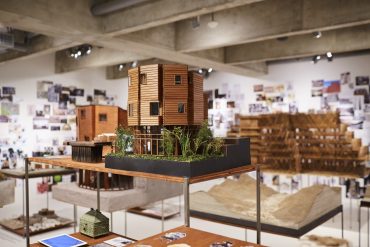 Maquete em primeiro plano na exposição de arquiteto japonês na Japan House, em São Paulo
