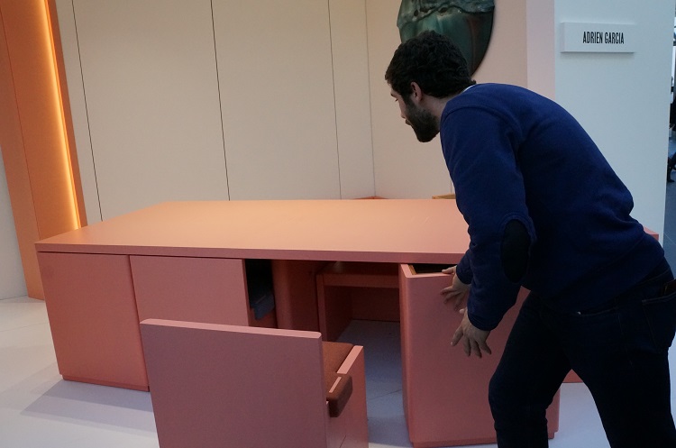 Adrien Garcia criou uma peça com encaixes dentro que contém todo o mobiliário para uma sala de jantar que, conforme a disposição, também pode ser usada como escritório. É um exemplo de móvel multifuncional, uma tendência