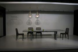 Ambiente de jantar com mesa criada por Jader Almeida com lastra da Portobello