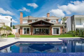 Casa com interior e exterior integrados, com vista para a piscina (fotos Carlos Edler, divulgação)