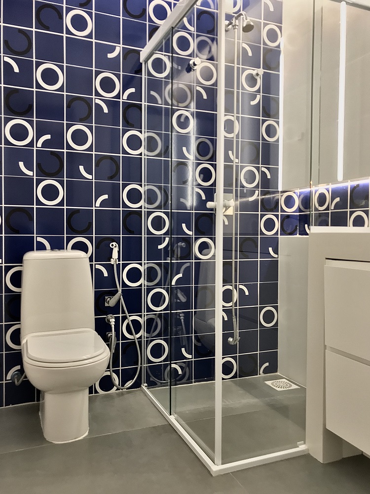 Banheiro com parede revestida com cerâmica inspirada em Athos Bulcão