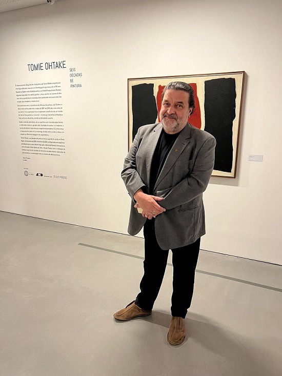 O curador, Cézar Prestes, na abertura da mostra de Tomie Ohtake em Porto Alegre