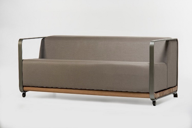 Em 2018, o designer Arthur Casas assinou a linha do sofá Toras para a Butzke, trazendo sofisticação e aconchego na mistura de materiais frios e quentes, numa estrutura de metal, toras de madeira cumaru e estofado.