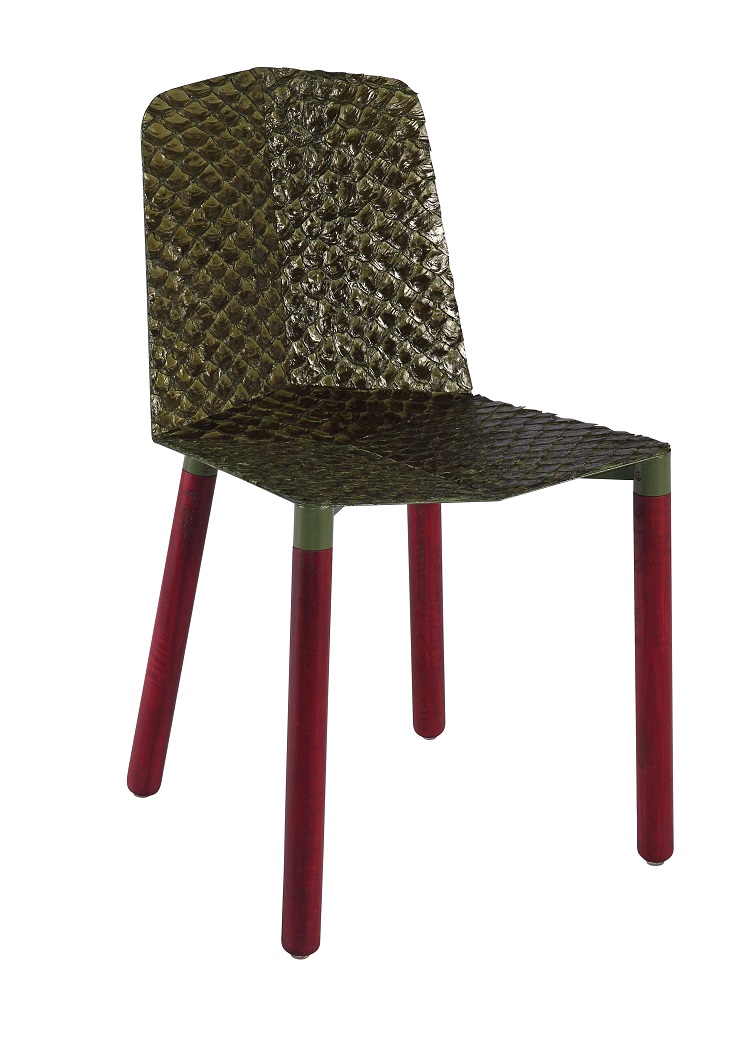 Cadeira Enxada (versão especial couro de Pirarucu) – design de Pedro Monteiro Luna (MOLU por Pedro Luna para MOLU Design, a cadeira, e Empório Beraldin, o revestimento)