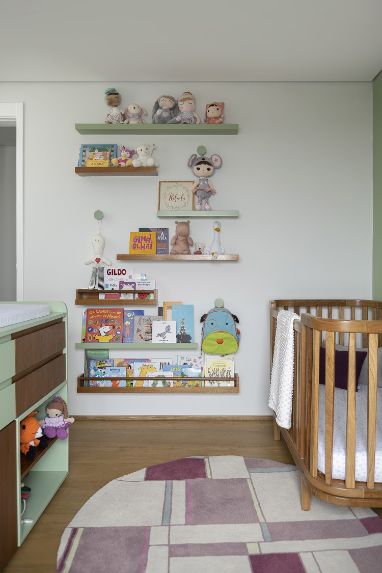 As tradicionais prateleiras são funcionais e decorativas no quarto infantil