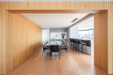 Apartamento reformado pelo escritório Joana & Manoela Arquitetura proporciona uma experiência de beleza e conforto