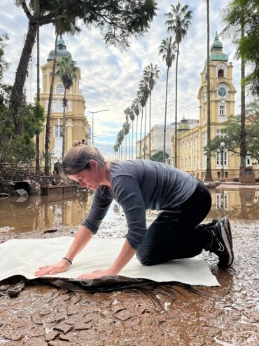 Mariella Horianskï expõe na Gravura O Elo Invisível" entre a natureza, a resiliência humana em tempos de adversidade