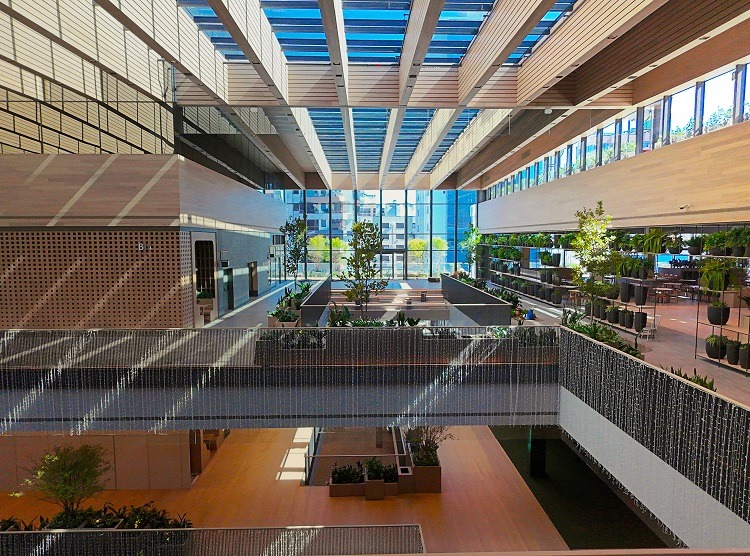 No terceiro andar do shopping Bourbon Carlos Gomes tem a praça de alimentação com muito paisagismo no entorno