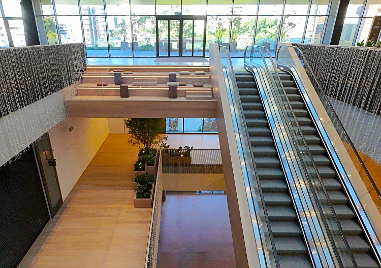 Arquibancadas, como mirantes, fazem parte da arquitetura de interiores do Studio Arthur Casas