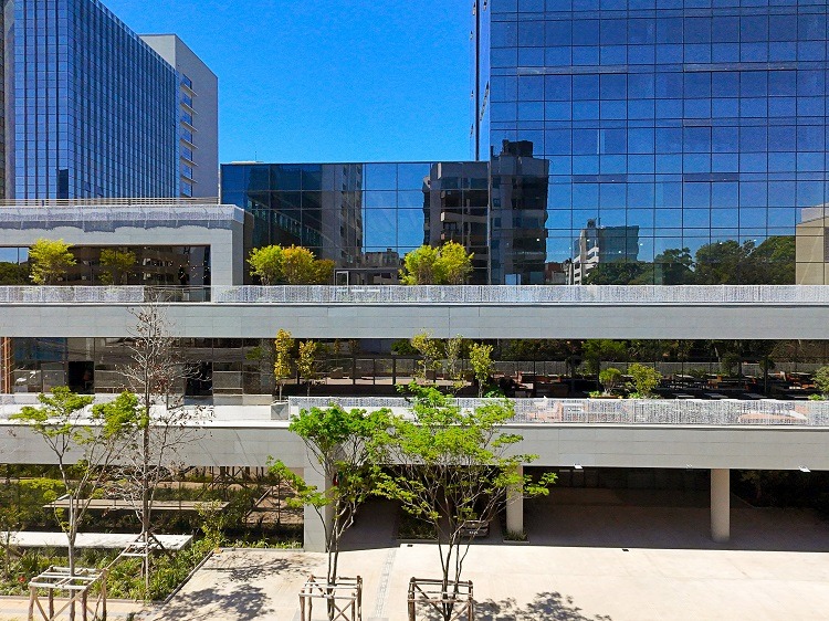 Vista da entrada do complexo arquitetônico recém aberto em Porto Alegre pela Rua Furriel Antônio de Vargas