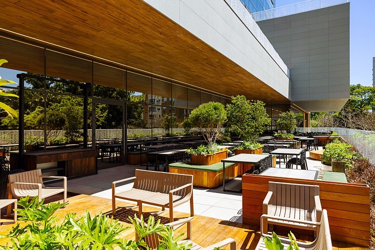 Cada corredor termina em uma sacada com a possibilidade de os visitantes desfrutarem ambientes ao ar livre