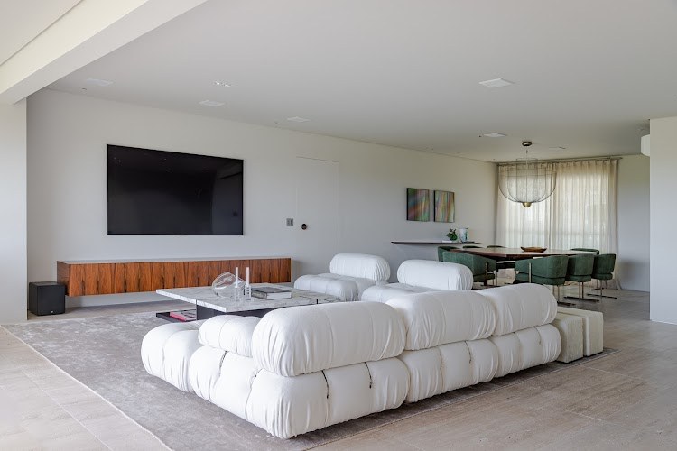 : A sala social, com a varanda incorporada, ganhou amplitude e vista mais generosa 