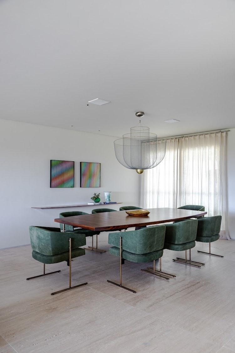 Iluminação natural da área incorporada contribui para a atmosfera delicada do espaço, com protagonismo da arte e do design nas linhas e paleta de cores