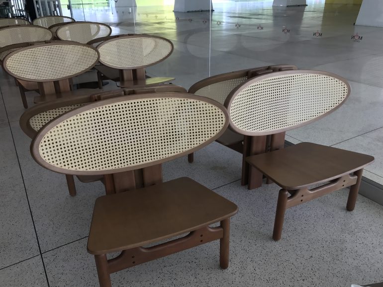 Cadeira MON, Fetiche Design, no Café do Museu Oscar Niemeyer, em Curitiba (foto Eleone Prestes)