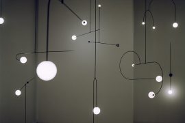 Instalação de luminárias em sala escura na Maison & Objet