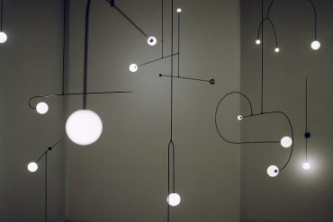 Instalação de luminárias em sala escura na Maison & Objet