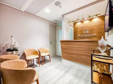 Reforma em consultório de dermatologia projetado pela arquiteta Bruna Jany (Fotos divulgação Rafael Dalla)