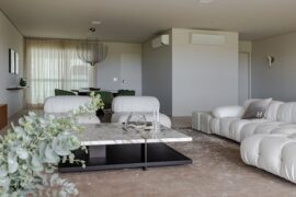 O sofá Camaleonda, de Mario Bellini para a B&B Italia, ancora a sala social (Fotos Gabriela Daltro)