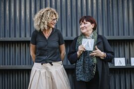 Patrizia Moroso (`D) na cerimônia do Compasso d'Oro, em Milão (foto Divulgação)