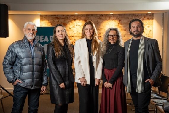 Evento da AsBEA: Benedito Abbud, Raquel Hagen, Manoela Machado, Bibiana Fitterman e Fernando Mungioli (foto Leonardo Davilla)